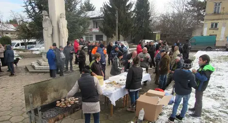 Червено вино, скара и много музика - на празник като на празник.					    Снимки: Русе Медиа