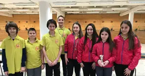 Дружината на Стоянова със златен огън на държавното