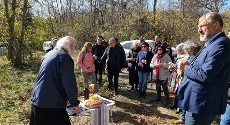 Момент от панихидата в Бальов дол.