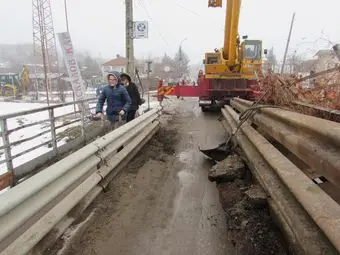 Ремонтът на десния тротоар на  моста в Басарбово най-после тръгна