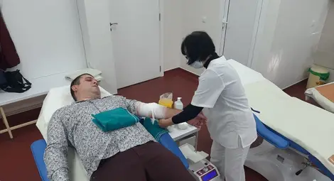 Иво Пазарджиев по време на кръводаряването. Снимка: ОбС-Русе