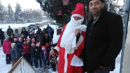 Кметът Бисер Блажев пожела благоденствие, а Дядо Коледа зарадва децата с лакомства.              Снимка: Марий ПЕЙЧЕВ