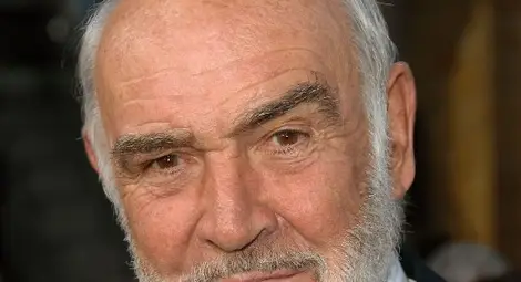 Беше облечен като клошар, дрехите му бяха износени и не носеше вратовръзка