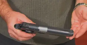 Надрусан с три вида дрога стрелял по кола заради отнето предимство