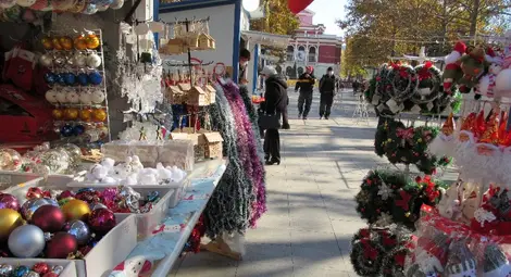 12 къщички и две заведения очакват русенци на традиционния Коледен базар, който бе открит вчера и ще продължи до 3 януари. За първа година празничният комплекс е на ларгото пред Операта. За да се избегне опасността от струпвания, е осигурен еднопосочен режим на движение. Охранители от КООРС ще следят за спазване на дистанция в най-натоварените часове.Снимка: Русе Медиа