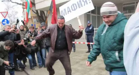 Протестиращите трошат електромери в знак на протест