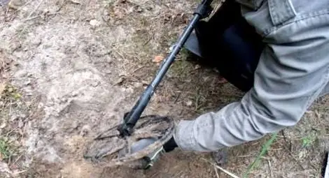 Трима нагли иманяри разкопавали древна тракийска могила 