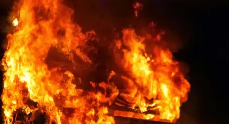 Забравена включена скара овъгли 1 кубик дърва