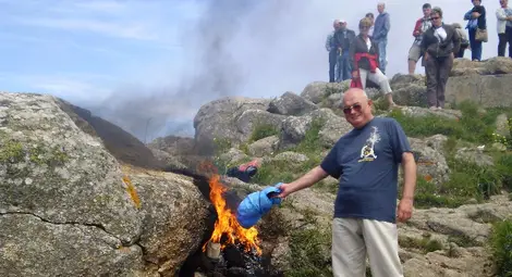 На нос Финистера Пламен изгаря всичко - раница, спален чувал, маратонки, както правят и останалите пилигрими.