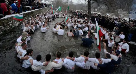Двама души пострадаха в мъжкото хоро в Калофер Двама души пострадаха в мъжкото хоро в Калофер