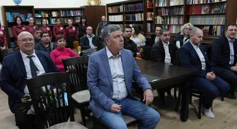 Световна компания за мебелен обков откри учебно-демонстрационен център в Гимназията по дървообработване в Русе Световна компания за мебелен обков откри учебно-демонстрационен център в Гимназията по дървообработване в Русе