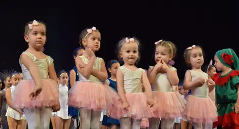 "Фрийдъм" се качи за пръв път на голямата сцена в Доходното здание с коледния спектакъл "Заедно" /галерия/