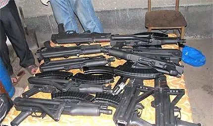 Четирима задържани при незаконна сделка с оръжие 