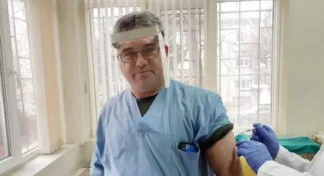 Д-р Джиниев пръв от лекарите на първа линия се ваксинира в Медицински център 1