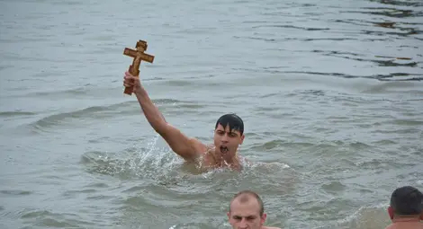 Добротворецът Теодор Цветков за трети път извади кръста в Русе Добротворецът Теодор Цветков за трети път извади кръста в Русе