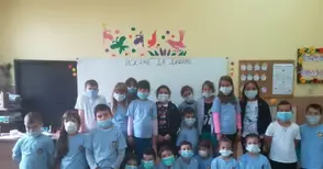 Второкласници стояха в час с маски заради въздуха