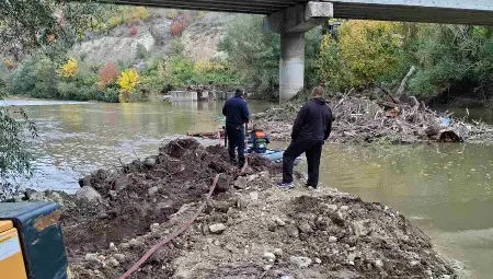 Започна премахването на дървета и клони от река Янтра при моста&nbsp;край село Долна Студена