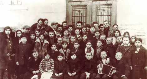 Участници в поликрайшкия ученически хор на Бончо Бочев (прав на последния ред най-вдясно) и техни родители.