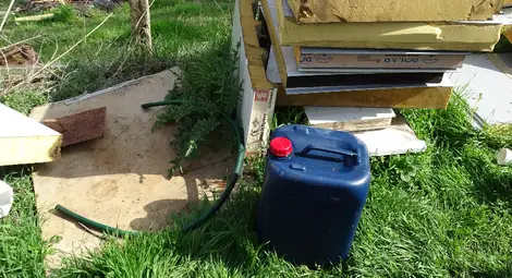 Петима крадци на дизел от тирове задържани във вилна зона край Русе /галерия/ Петима крадци на дизел от тирове задържани във вилна зона край Русе /галерия/