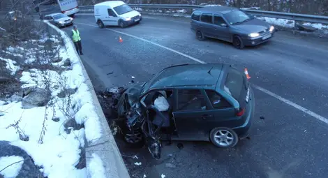 Лек автомобил се блъсна в автобус, пострада водачът