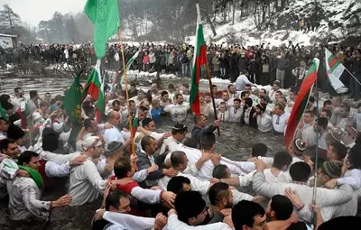 Французи се хващат на мъжкото хоро в Калофер