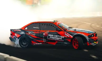 Мощен рев на двигателя, димящи гуми и един опитен, смел и хладнокръвен пилот - момент от състезанието в румънската столица.