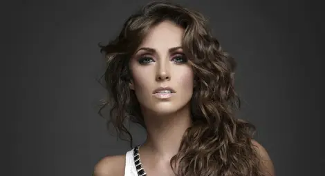 Чилийска певица пее фадо, джаз и  етно парчета с Николай Иванов-Ом