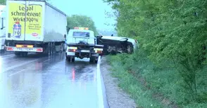 Камион изхвърли БМВ от пътя и избяга