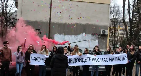 12 Б от Гимназията по туризъм с трогателна покана: &bdquo;Г-жо Николова, ще дойдете ли с нас на бала?&ldquo;