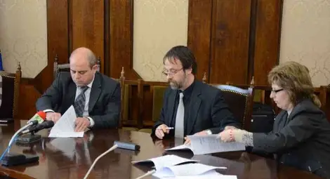 С 40 лева вдигат заплатите в общинското здравеопазване и социалните домове