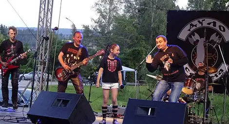 Излезе албумът &bdquo;Аз съм българче&ldquo; на 11-годишната Виктория с &bdquo;Епизод&ldquo;