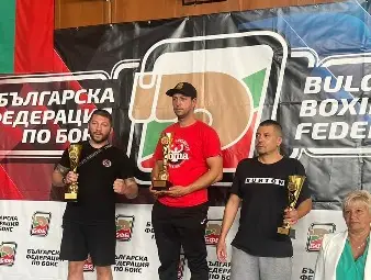 Алексей Рибчев /първият вляво/ със сребърната отборна купа на своите младежи.