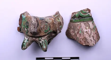 Устие на керамичен съд, с антропоморфно изображение, Средновековен град Червен