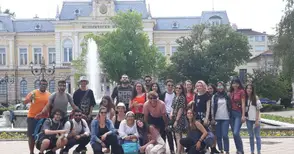 Доброволци рисуват приказни герои  по лицата на деца за карнавала