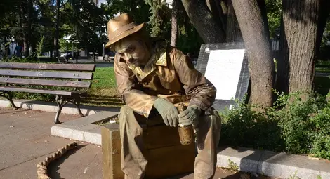 Дъждът премести живите статуи на &bdquo;Маска&ldquo; във вторник и сряда