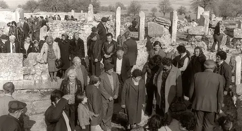 Посещение на руинния град Никополис ад Иструм при Поликрайще на участниците в Земляческата среща, Цвятко Трифонов Байчев (в средата до колоната, с бомбето, странично), 6 ноември 1981 г.