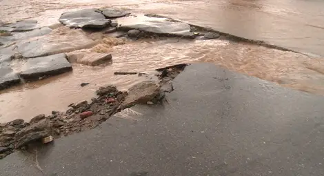 Кални маси и градушка ограничават движението край Шумен