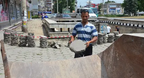 Голям магазин сам си ремонтира тротоара