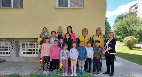 Деца засадиха благоуханни билки в две детски градини и училище