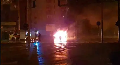 &bdquo;Ауди&ldquo; изгоря напълно до Симовата мелница