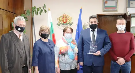 Областният управител на Русе Галин Григоров с почетен плакет от КНСБ