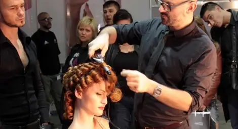 Завръщат се къдравите коси, тип 40-те години и естествените цветове при дамската прическа Завръщат се къдравите коси, тип 40-те години и естествените цветове при дамската прическа