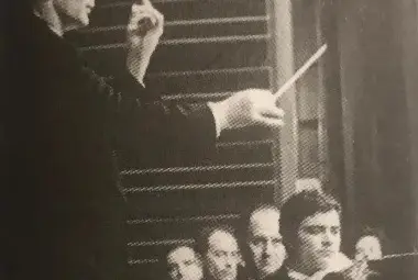 Големият диригент на пулта.