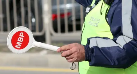 Спрял в кръговото до Бяла турски тираджия подхвърлил 50 евро на полицаи Спрял в кръговото до Бяла турски тираджия подхвърлил 50 евро на полицаи