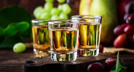 Коледата най-скъпа в Русе: Цената на ракията е рекордна за страната, №1 по цена е и виното