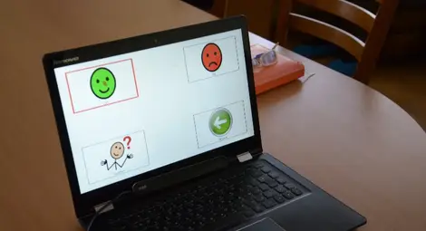 Уникално устройство помага на деца с проблеми да пишат и рисуват само с поглед