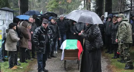 С националния химн и най-високи почести изпратиха кмета  на Две могили Божидар Борисов в последния му земен път