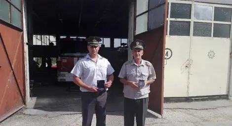 Валентин Красналиев /вдясно/ и Стойчо Станчев получиха почетен знак II степен на МВР и почетен медал на МВР.       Снимка: Димитър ДРАГАНОВ