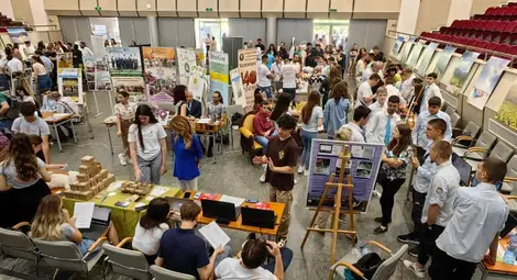 Университетът и Английската гимназия патентоват система за предпазване на пешеходците на зебра Университетът и Английската гимназия патентоват система за предпазване на пешеходците на зебра