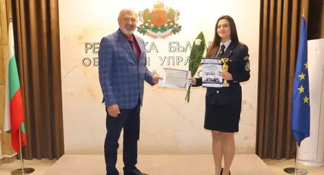 Топ пътни полицаи от Русенско с почетни грамоти  от областния управител Драгомир Драганов